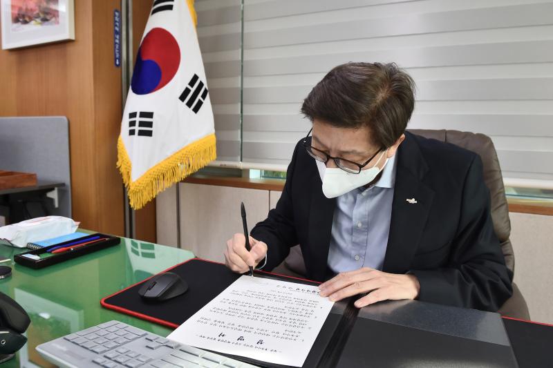 20210415 후쿠시마 원전 오염수 방류 관련 주부산 일본총영사 성명서 서명(집무실)썸네일