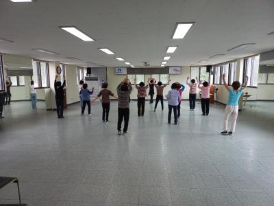 대청동 주민자치회 프로그램 스트레칭과라인댄스(5월)썸네일